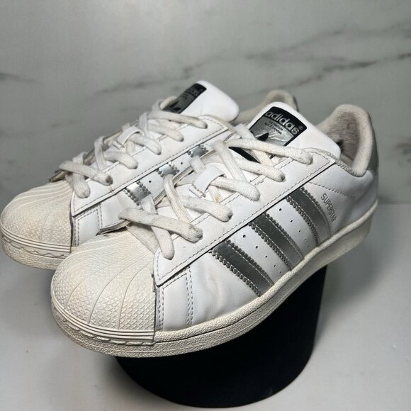 Adidas Superstar Womens Size 6 White & Silver Metallic - Picture 2 of 12